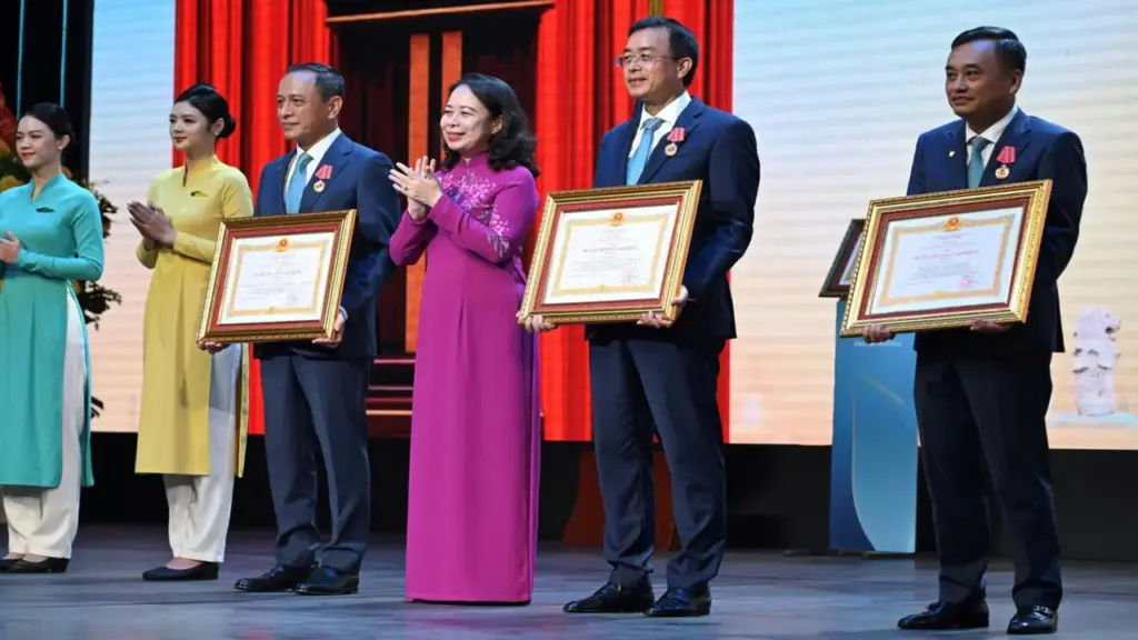 Vietnam Airlines đón nhận Huân chương Lao động hạng ba và bằng khen của Thủ tướng
