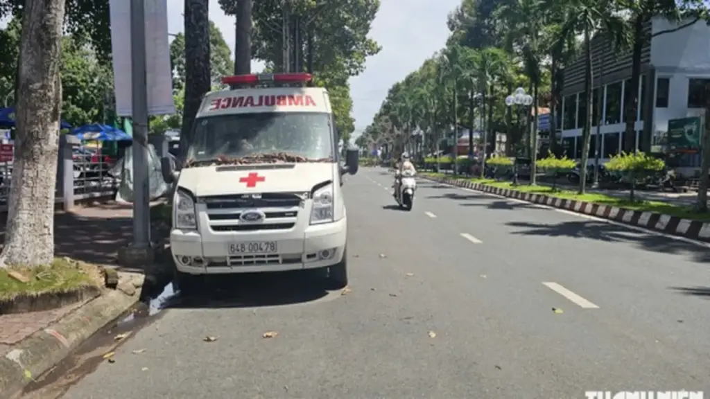 Vĩnh Long: Xe cứu thương bị 'bỏ quên' bên đường nhiều tháng