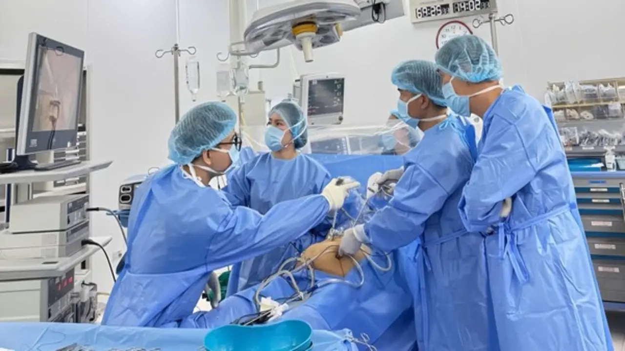 Vinmec Đà Nẵng mổ cấp cứu loại bỏ khối u buồng trứng khổng lồ cho bệnh nhân suy thận