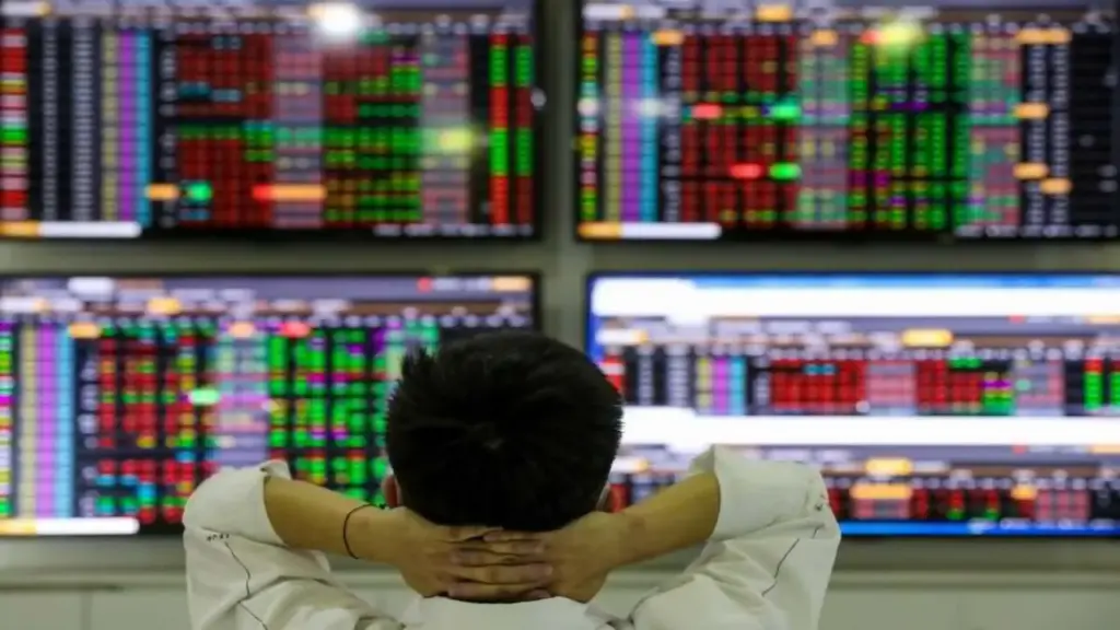 VN-Index thủng mốc 1.700 điểm