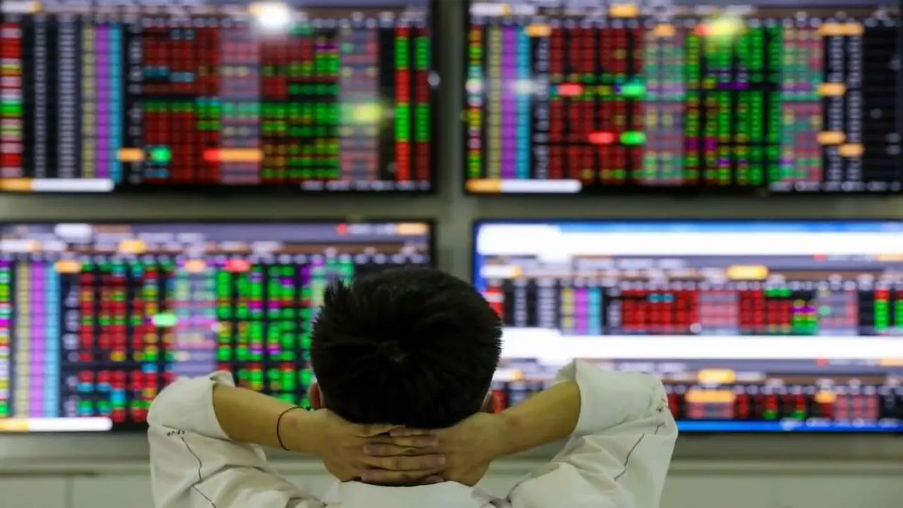 VN-Index thủng mốc 1.700 điểm