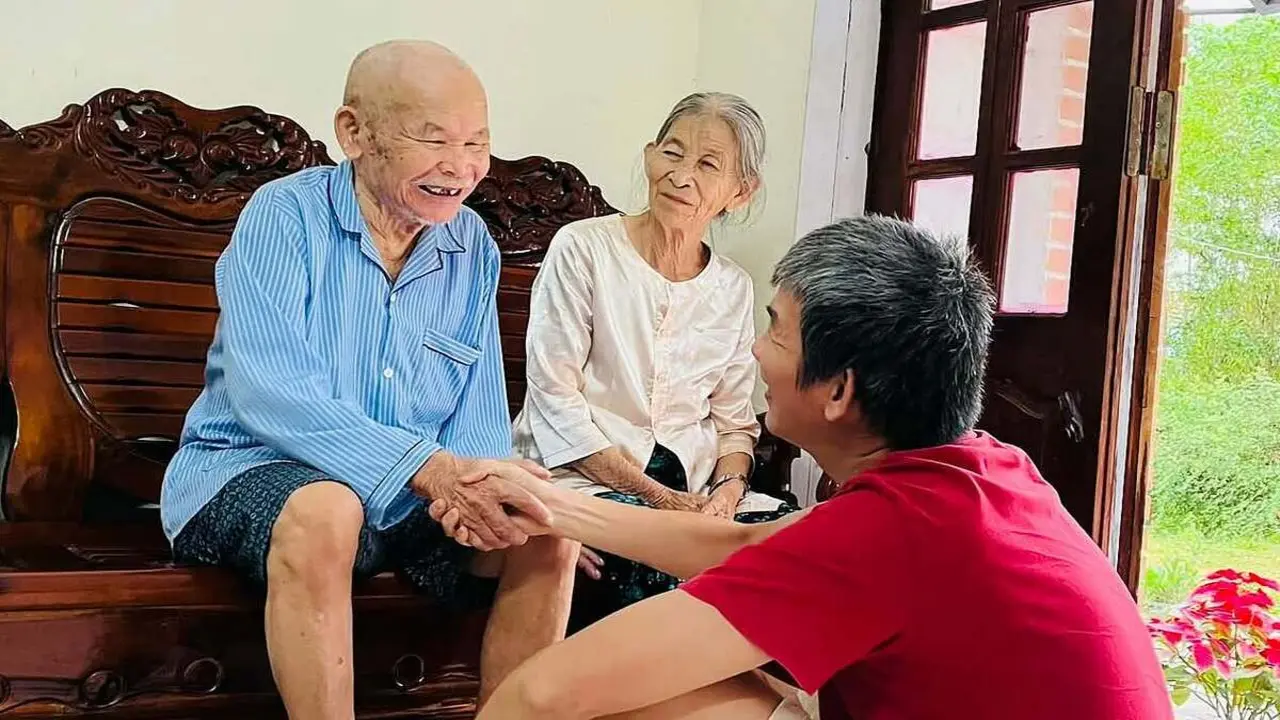 Vợ chồng 'nghèo nhất xóm núi' nuôi 8 con thành thạc sĩ, tiến sĩ