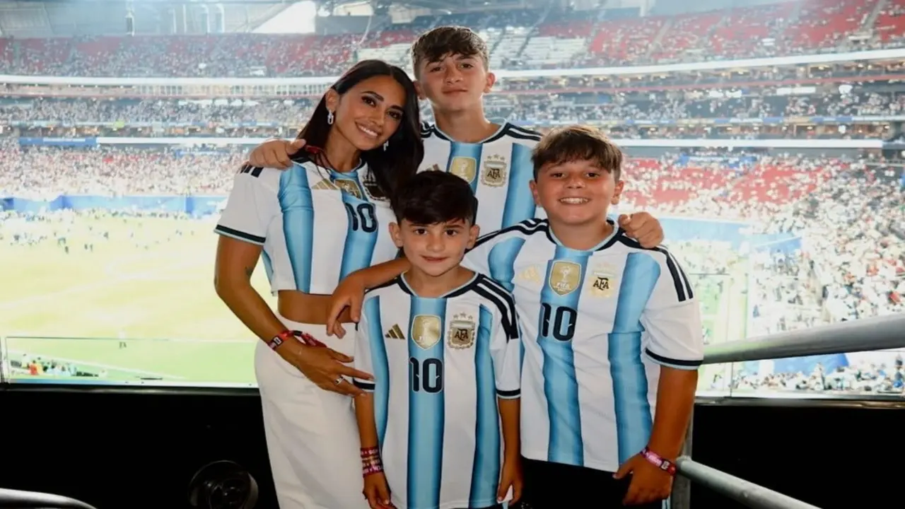 Vợ Messi bật khóc khi Argentina ngược dòng vào chung kết World Cup