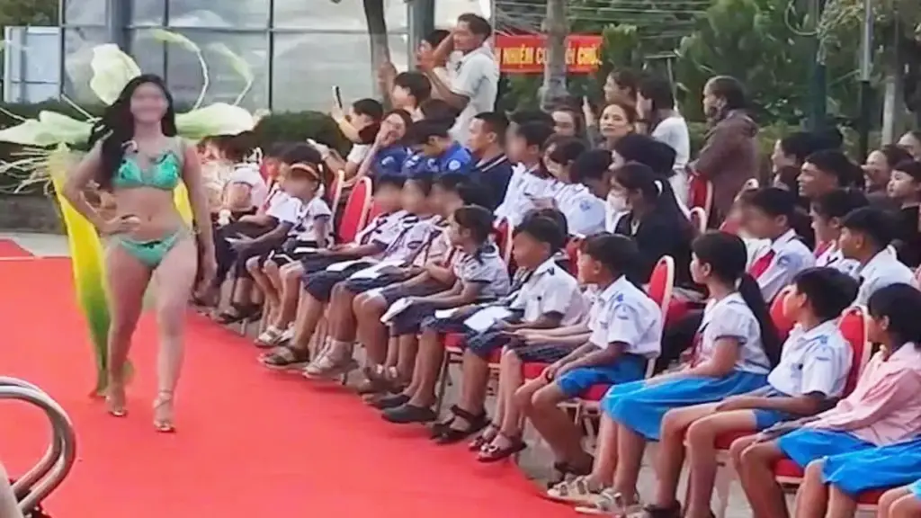 Vụ biểu diễn áo tắm trước mặt học sinh: Ban tổ chức xin lỗi