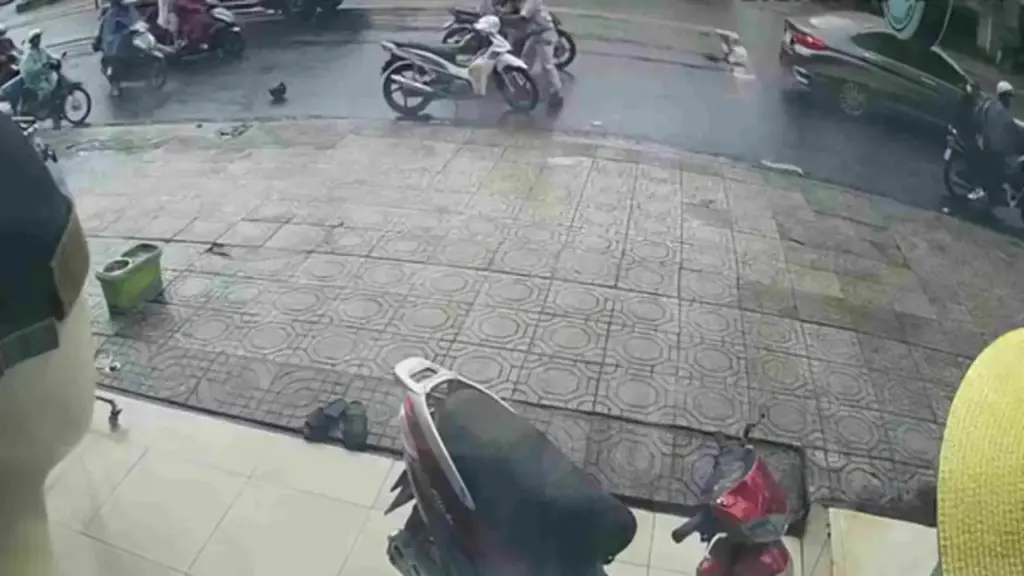 Vụ người đàn ông bị cướp xe máy khi đang chờ đèn đỏ: Bất ngờ kết quả test nhanh ma túy của đối tượng