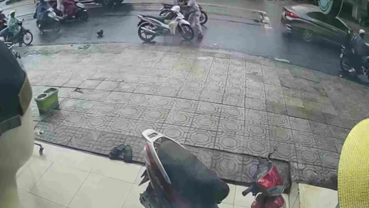 Vụ người đàn ông bị cướp xe máy khi đang chờ đèn đỏ: Bất ngờ kết quả test nhanh ma túy của đối tượng