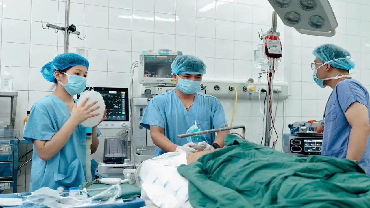 Vụ ô tô khách chở 32 người lao khỏi cao tốc: Đang khẩn trương cấp cứu 28 nạn nhân