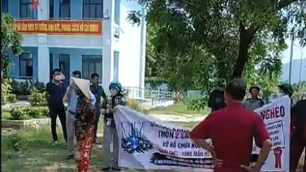 Vụ vỡ hồ chứa trên núi Tân Lai: Người dân kéo đến UBND xã đòi đền bù thiệt hại