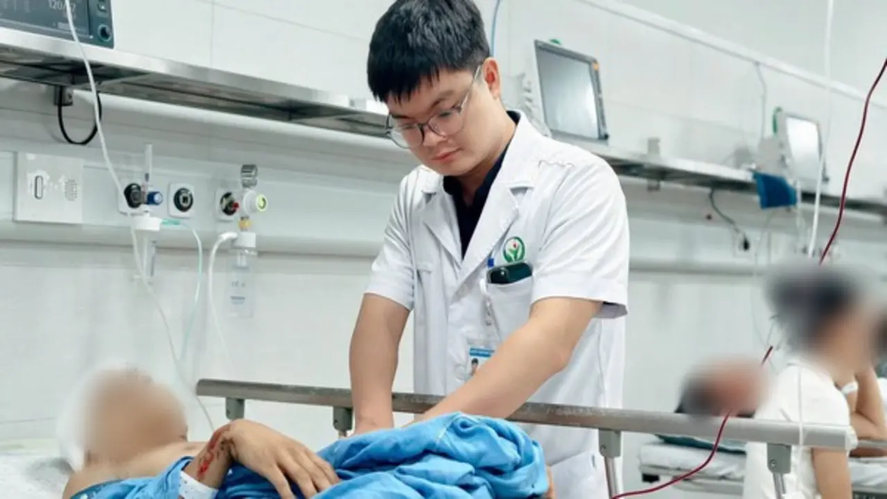 Vụ xe khách lao khỏi cao tốc, 4 người chết: Đang cứu chữa nhiều nạn nhân đa chấn thương