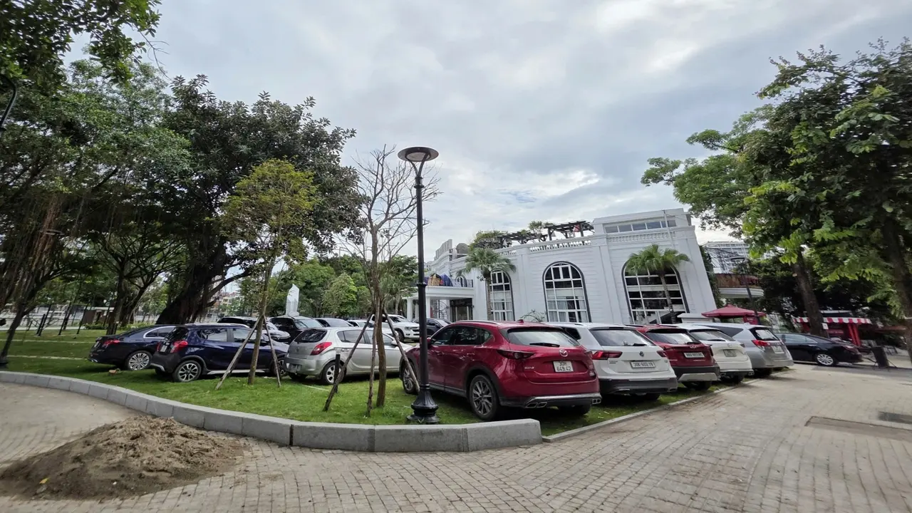 Vừa chi tiền tỷ cải tạo, bán đảo hồ Hoàng Cầu đã bị chiếm dụng đỗ ô tô