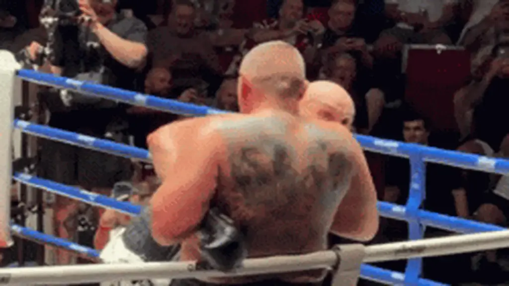 Vừa đấm, cựu vô địch thế giới Tyson Fury vừa... hôn đối thủ trên võ đài