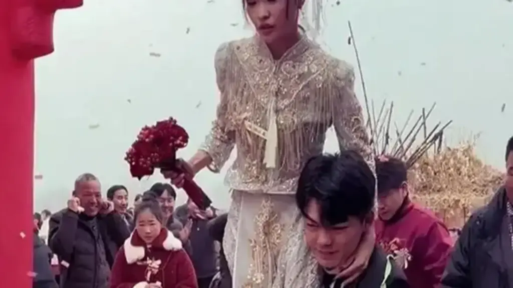 Vừa thấy cô dâu, chú rể làm điều bất ngờ khiến hai họ "đứng hình"
