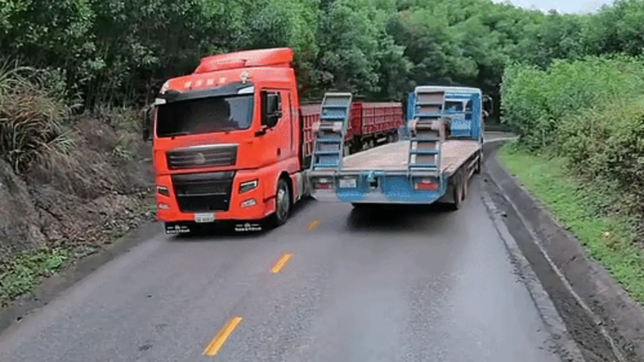 Vượt ẩu tại khúc cua, xe đầu kéo lao xuống mương