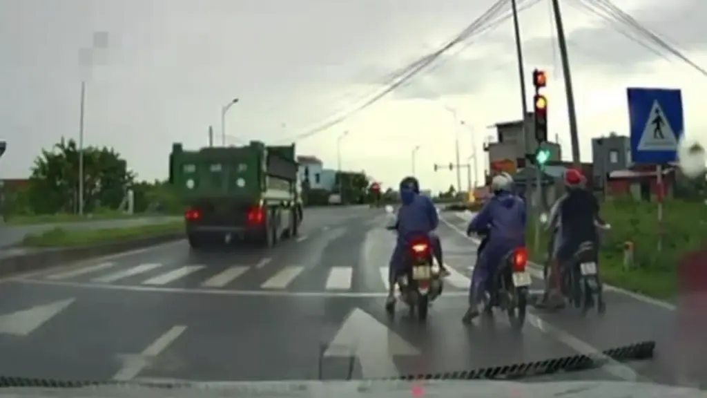 Vượt đèn đỏ bị phạt 19 triệu, tài xế lên mạng 'trù' người gửi clip cho CSGT