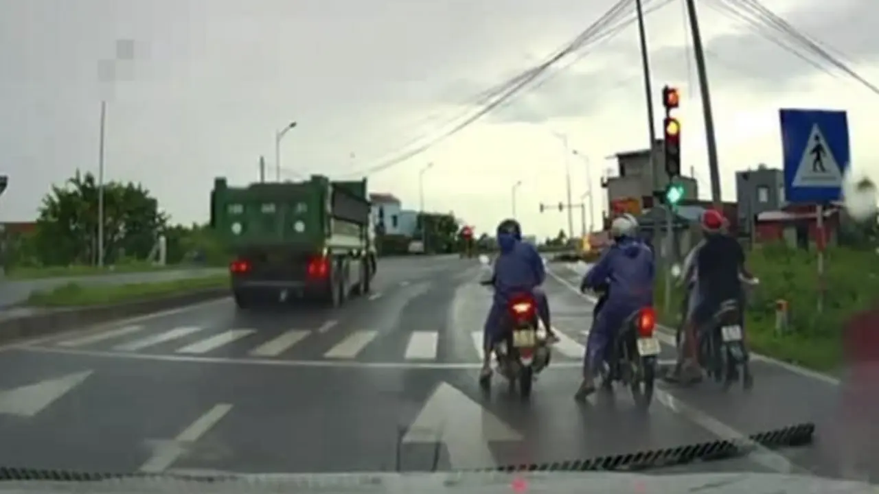 Vượt đèn đỏ bị phạt 19 triệu, tài xế lên mạng 'trù' người gửi clip cho CSGT