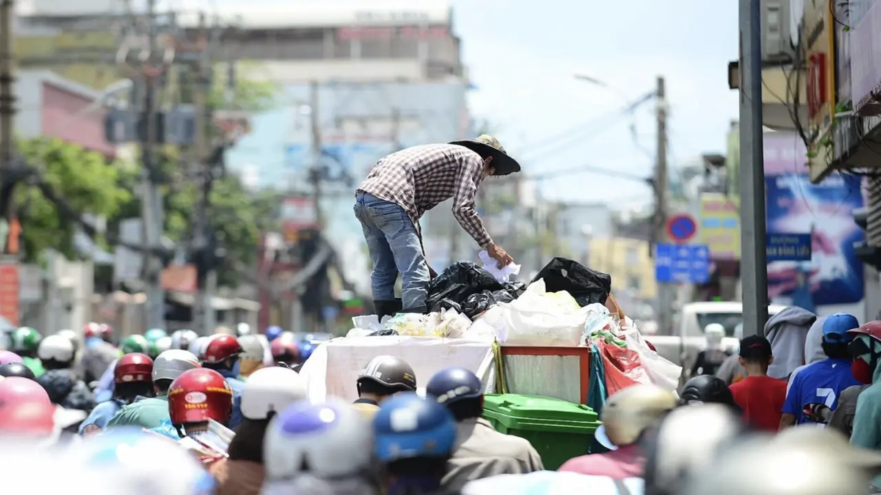 'Vứt con gà nướng ăn dở vào thùng rác nhưng chê xe rác hôi hám'