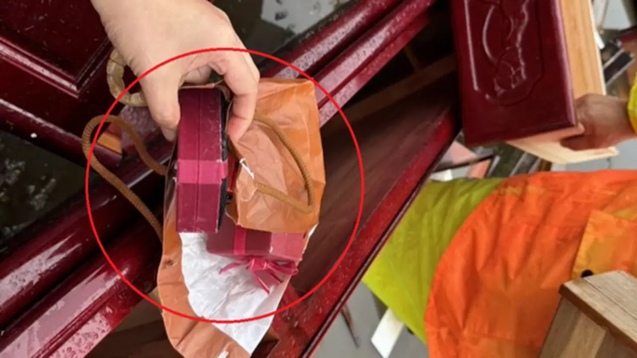 Vứt nhầm túi vàng trị giá 7,7 tỷ đồng, cả gia đình cuống cuồng lao vào bãi rác tìm kiếm