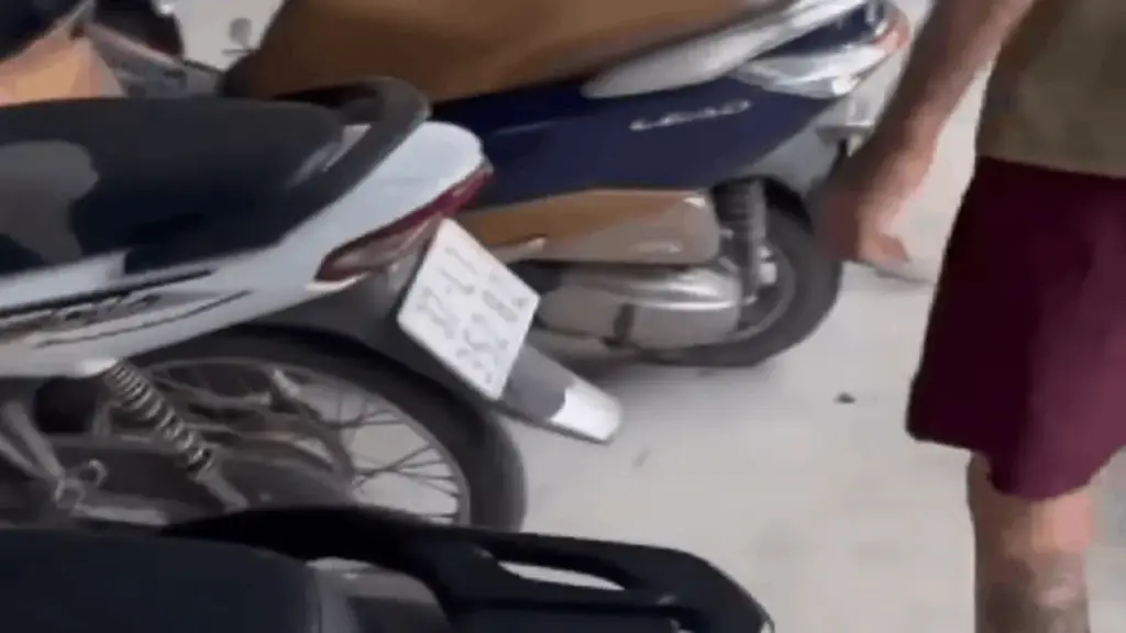 Xác minh video người đàn ông lái ô tô đâm nhiều xe máy