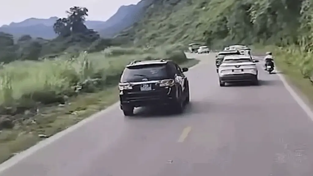 Xe biển xanh vượt ẩu ở khúc cua làm tài xế xe máy ngã ra đường