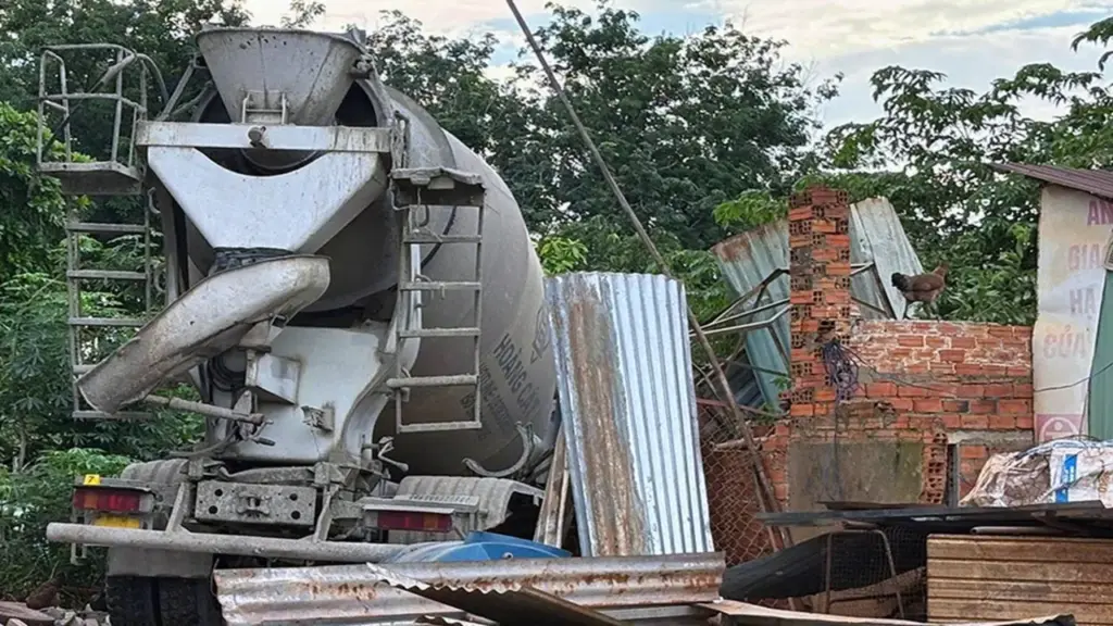Xe bồn lao vào nhà dân ở Đồng Nai, một phụ nữ không qua khỏi