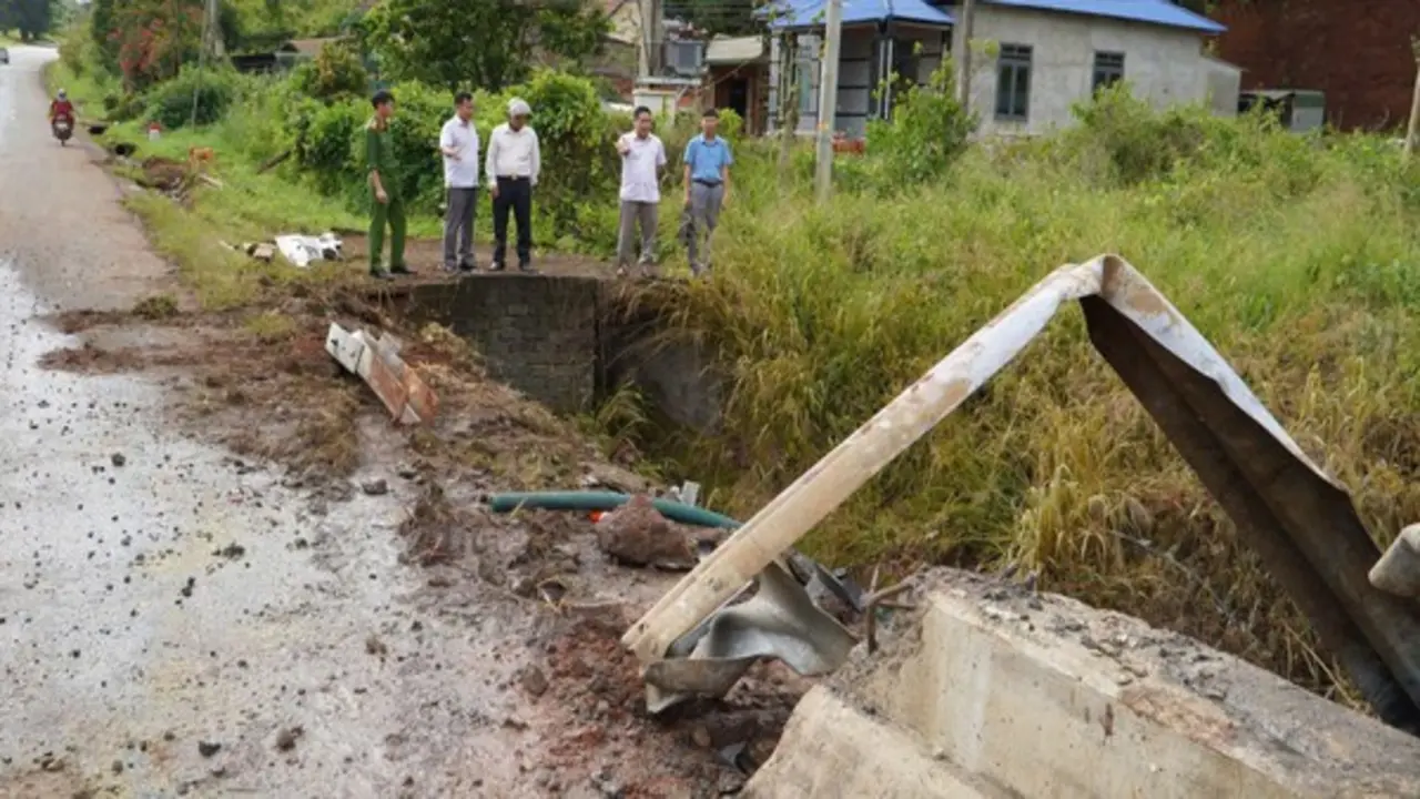 Xe bồn lật trên cầu, hàng ngàn lít axit tràn ra đất và suối