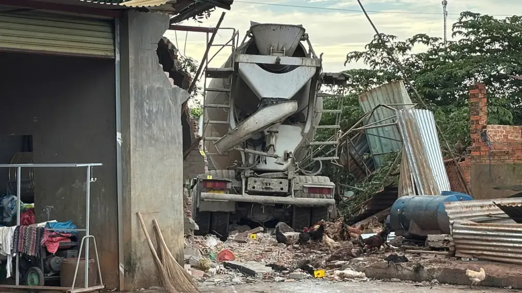 Xe bồn tông sập nhà dân, một người chết