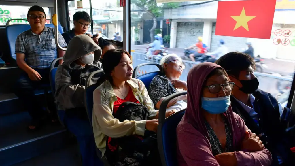 Xe buýt TP HCM đông khách ngày đầu miễn vé