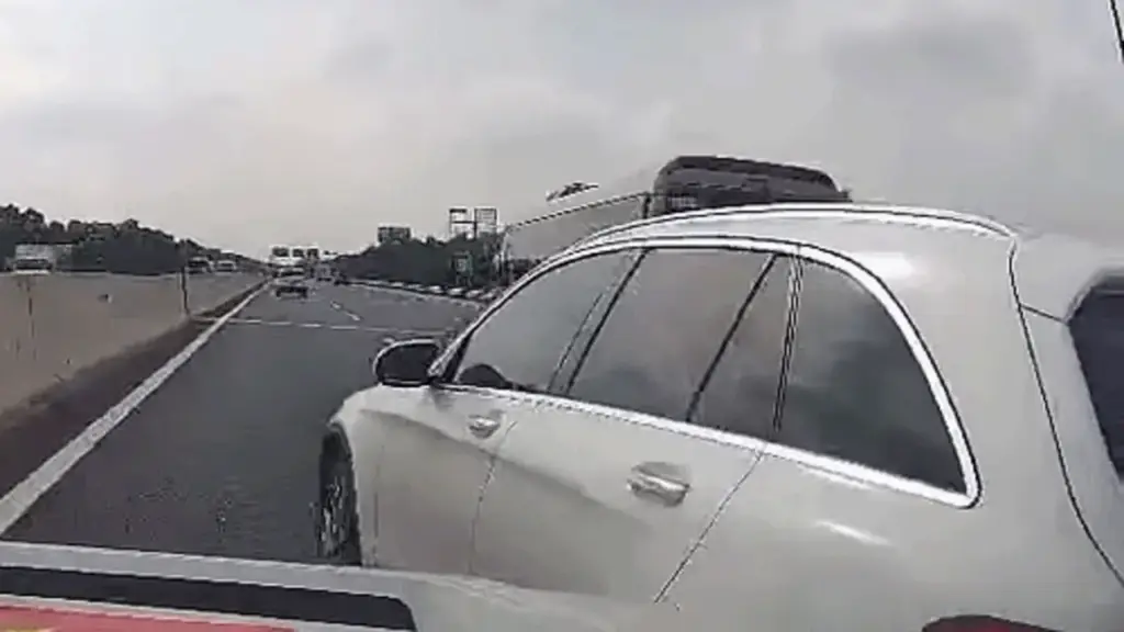 Xe con vượt ẩu khiến hai xe khác gánh họa