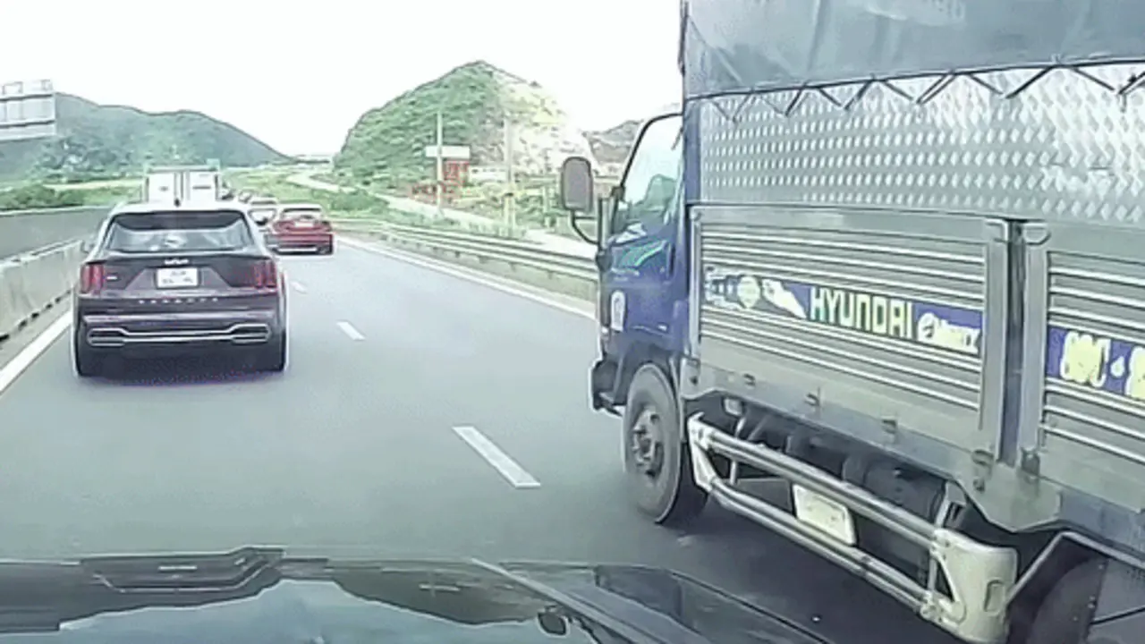 Xe container gây tai nạn liên hoàn trên cao tốc