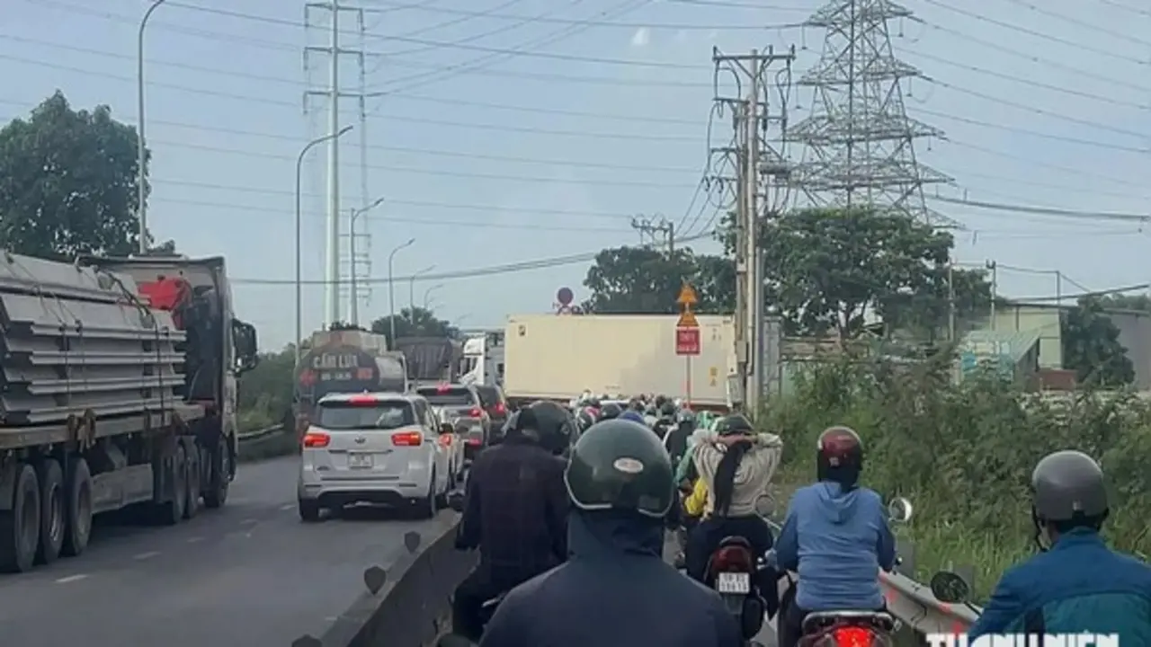 Xe container liên tục cắt ngang đường Võ Chí Công: Người đi đường nơm nớp lo tai nạn