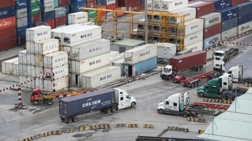 Xe đầu kéo 'nằm bãi' hàng loạt vì không có tài xế, xe khách cũng chật vật