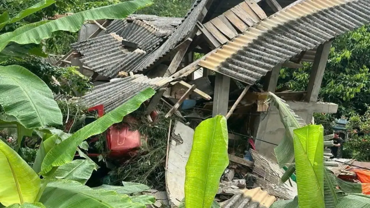 Xe đầu kéo tông sập nhà dân, tài xế tử vong
