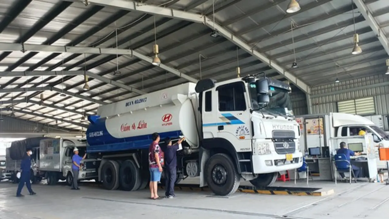 Xe lắp biển số sai chỗ, thiếu búa thoát hiểm... có nguy cơ trượt đăng kiểm