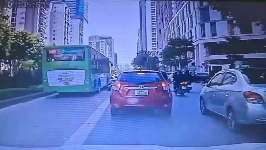 Xe máy va chạm với buýt BRT, một phụ nữ tử vong