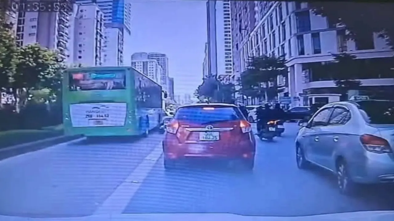 Xe máy va chạm với buýt BRT, một phụ nữ tử vong