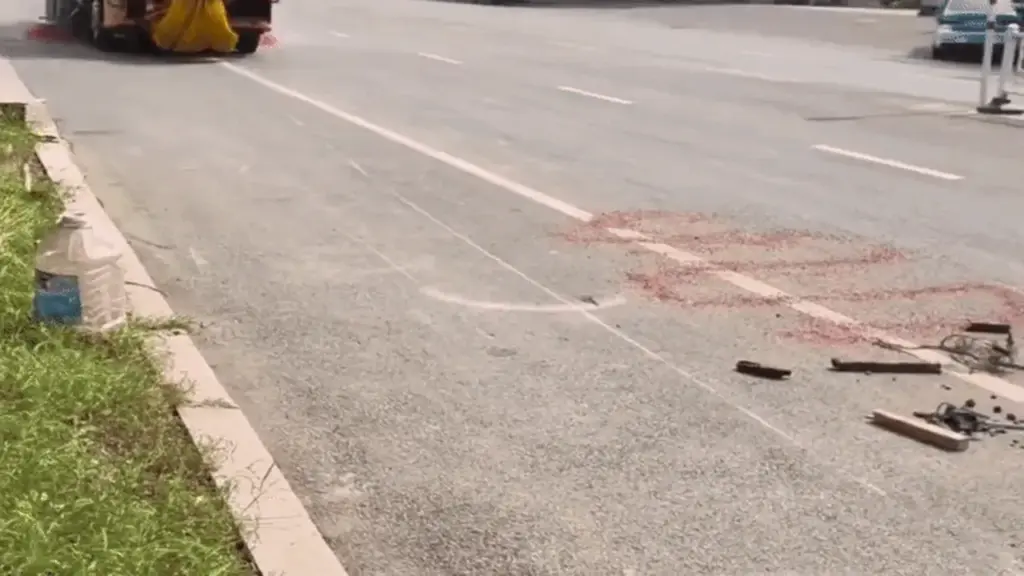 Xe quét đường chạy 80km/h gây sốt: Vài giây là đường cao tốc sạch bong, không lo tai nạn, ùn tắc