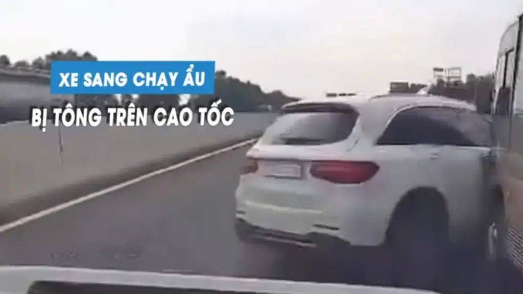 Xe sang Mercedes chuyển làn ẩu, bị đâm xoay ngang trên cao tốc