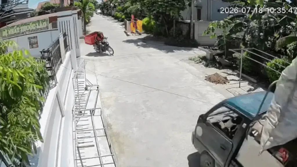 Xe tải đâm trực diện xe máy tại nút giao đường làng