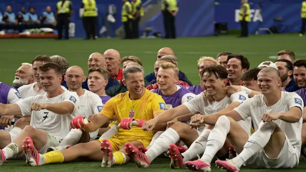 Xem Haaland chèo thuyền Viking ở World Cup