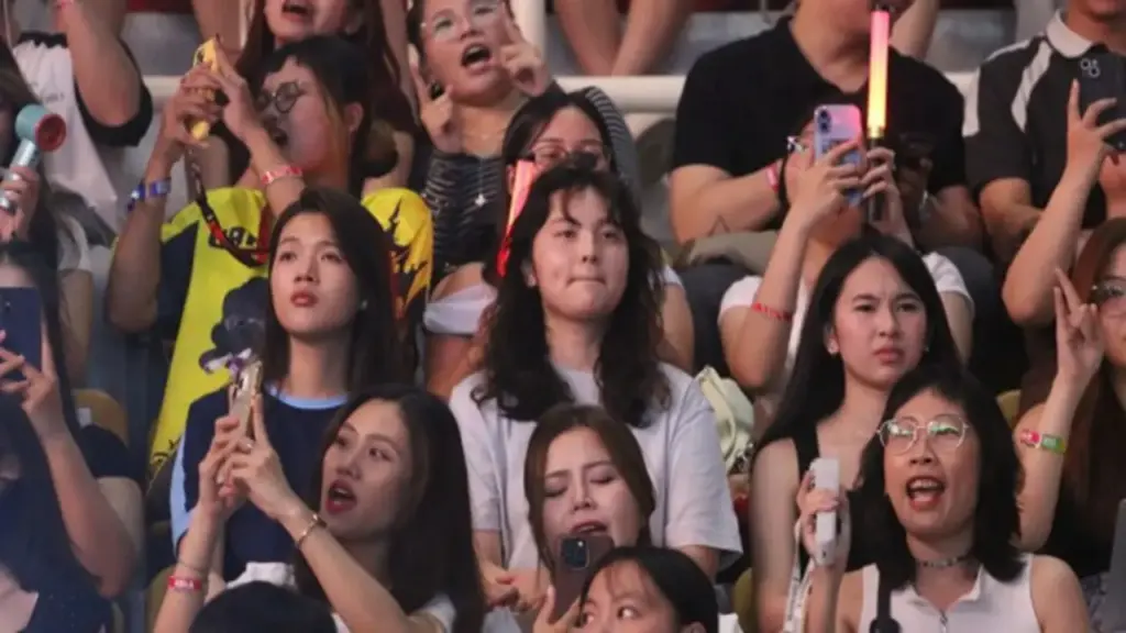 Xếp hàng từ chiều, chi tiền triệu: Sức hút nào khiến người trẻ mê concert?