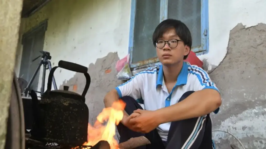 Xin cứu giúp cậu học trò cha mất, mẹ mang sổ bệnh đi xin tiền chạy thận