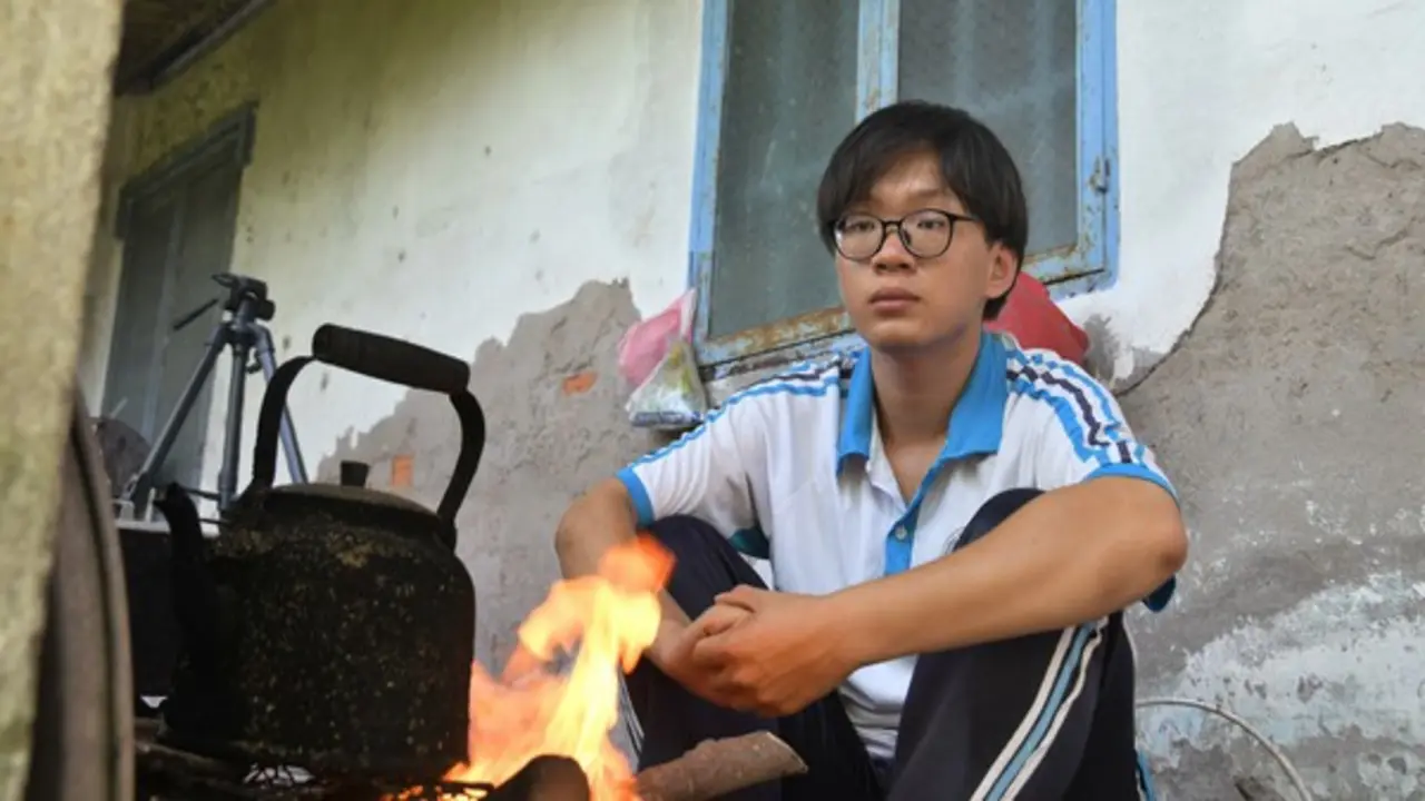Xin cứu giúp cậu học trò cha mất, mẹ mang sổ bệnh đi xin tiền chạy thận