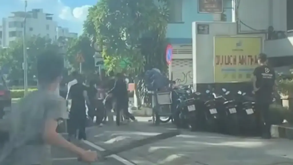 Xôn xao clip nhóm thanh thiếu niên đánh nhau loạn xạ trên đường