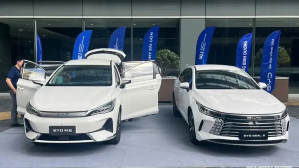 Xu hướng chuyển từ xe xăng sang ô tô điện chạy dịch vụ đang diễn ra nhanh