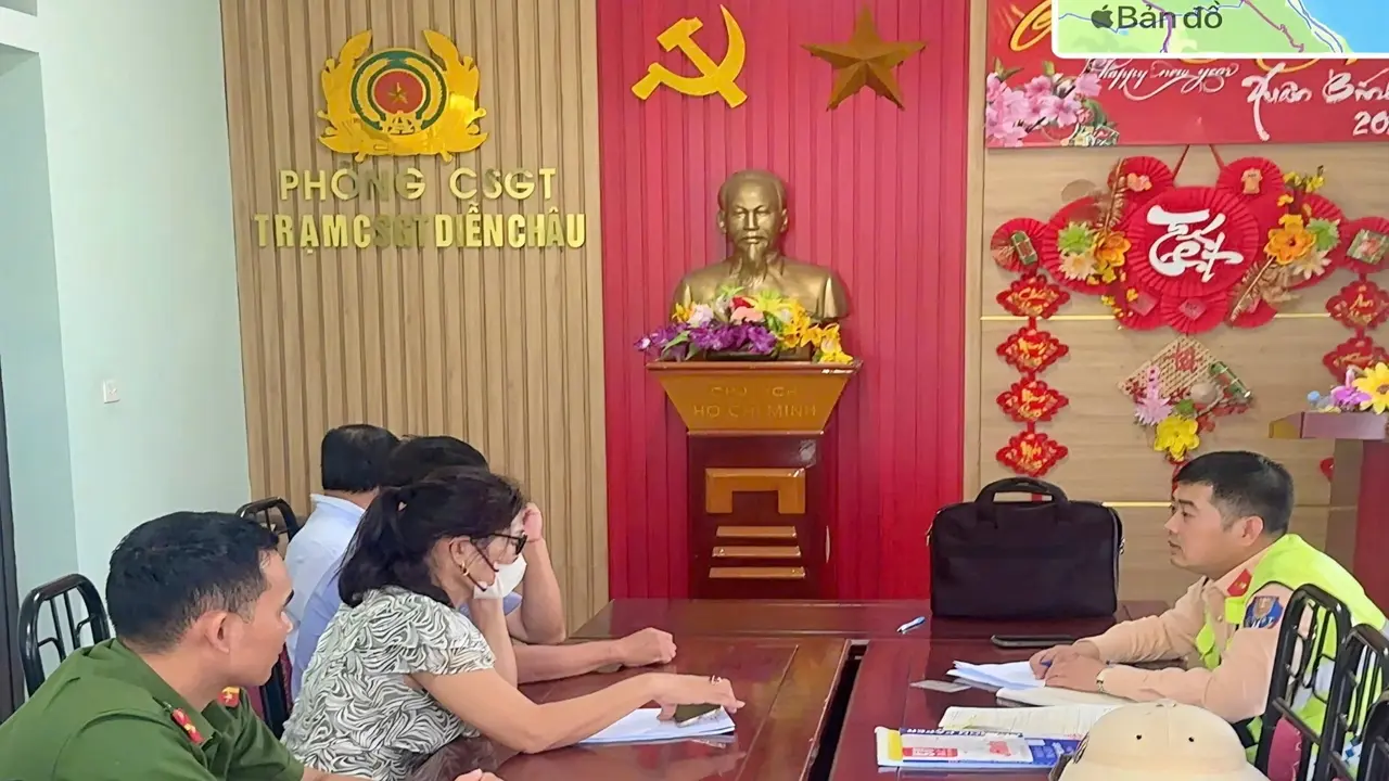 Xử phạt nữ tài xế cố tình điều khiển ô tô vượt đường sắt khi tàu đang đến