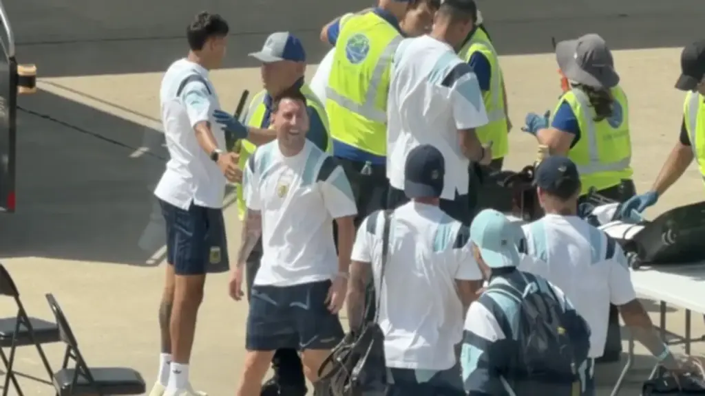 Xuất hiện hình ảnh Messi bật cười gây bão mạng khi được kiểm tra an ninh cực kỳ gắt gao
