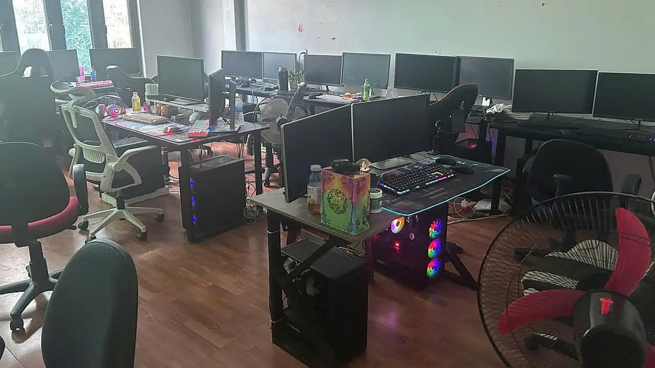 'Xưởng' hack Facebook của nhiều người bị triệt phá