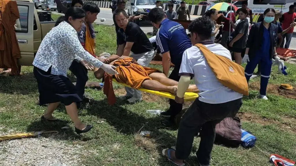Y tá kể khoảnh khắc cứu các nhà sư bị cậu bé tông xe