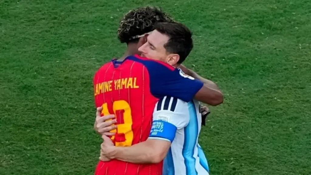 Yamal tiết lộ nội dung cuộc trò chuyện khi ôm Messi